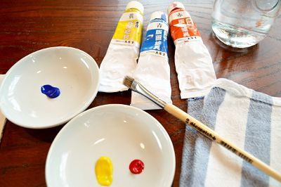 絵の具はあれば「版画水性絵具」、筆は硬め（油絵用）などを準備