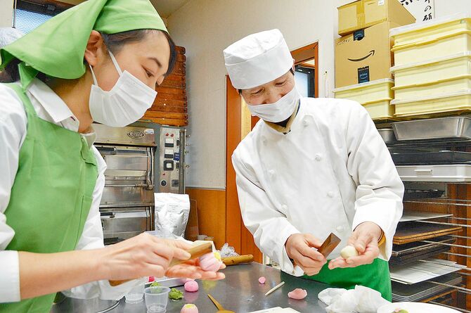 平澤さんの指導の下、和菓子作りを体験するリポーターt