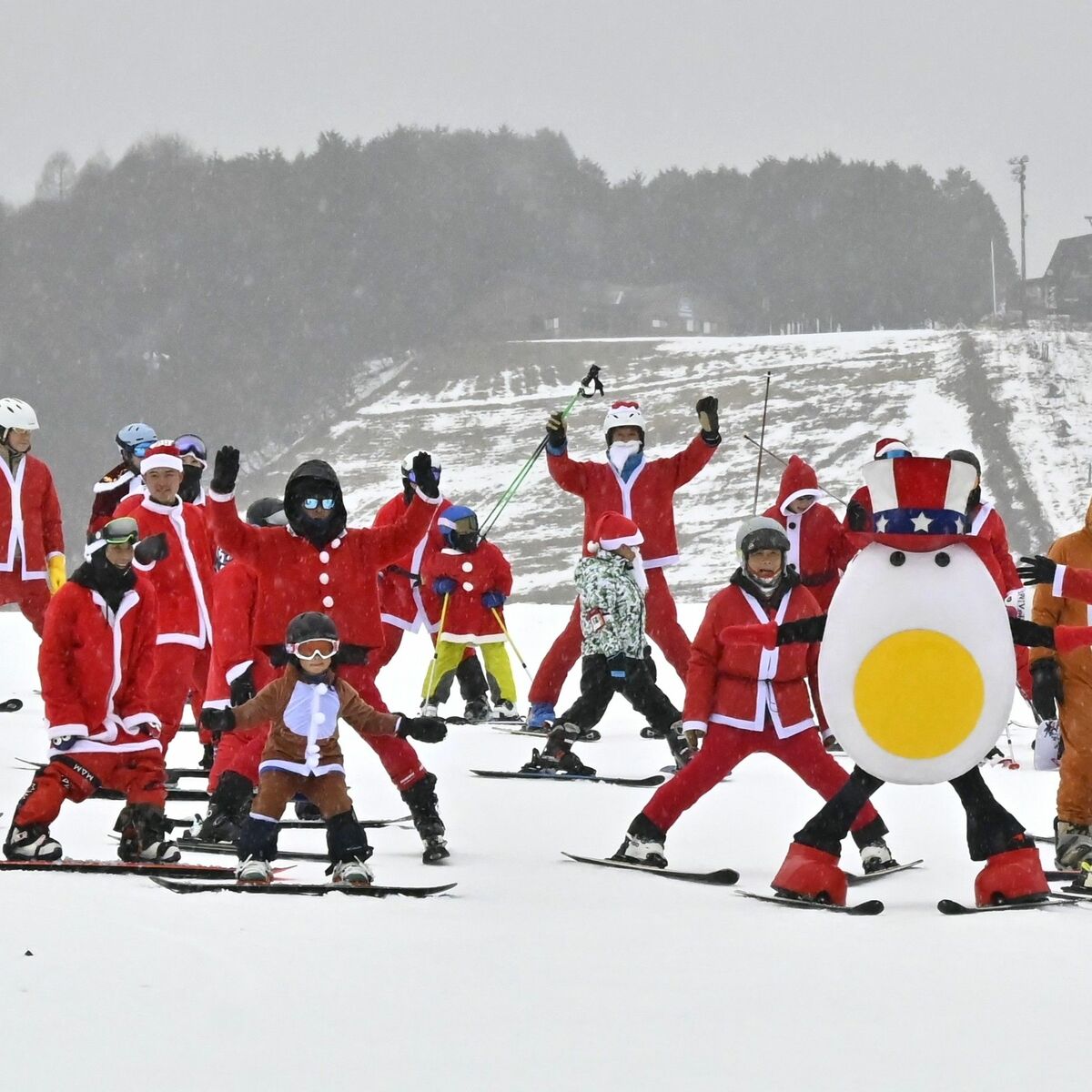 サンタ60人、ゲレンデに大集合 那須塩原・ハンタマで壮観クリスマス