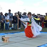 平和祈る巫女舞を奉納　塩谷で初「金枝白蛇大権現」の神恩感謝祭