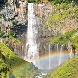 つかの間の絶景 奥日光・華厳の滝に虹