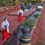 明るい新年になりますように　日光二荒山神社・神橋で「すす払い」【動画】