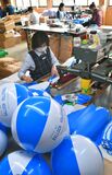 競技用ビーチボール製造に汗　小山