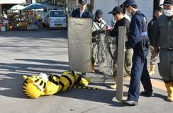 猛獣脱走想定し 捕獲訓練を実施