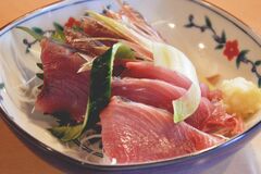 【ミヤコレ】うまみ増す皮付き　カツオの刺し身（御食事処てづか）
