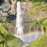 つかの間の絶景　奥日光・華厳の滝に虹
