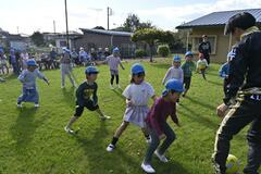 ボールつなぎ 笑顔で交流