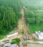 雨がないのに土砂崩れ、女性骨折