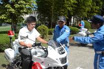 県警採用説明会で警察の仕事を体験中学生ら１１０人参加