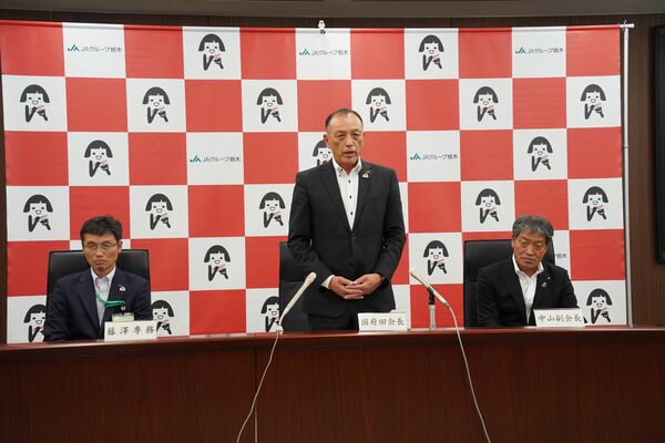 記者会見で抱負を述べる国府田会長（中央）＝28日午後、宇都宮市の県JAビル