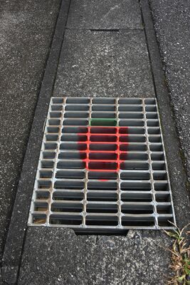 盗難対策としてマーキングした市道のグレーチング