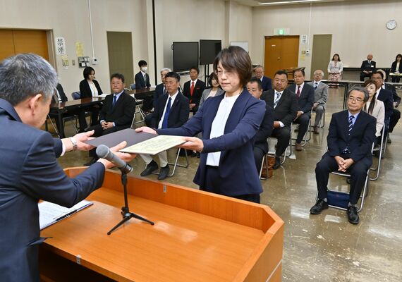 市選管から当選証書を受け取る当選者ら