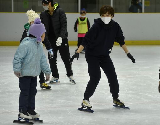 氷上で笑顔で子どもと触れ合う小平さん（右）＝日光霧降アイスアリーナ
