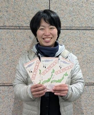 マップを手に持つ江田さん