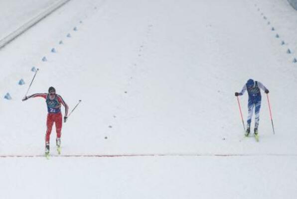 　複合男子団体スプリントを制したノルウェーのＪ・オフテブロ（左）＝１９日（ロイター＝共同）