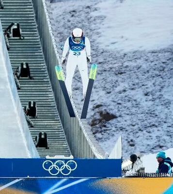 男子個人ラージヒル 山本涼太の前半飛躍=プレダッツォ(共同)