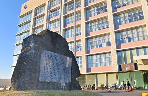 市庁舎の南玄関前にある小山評定跡の記念碑