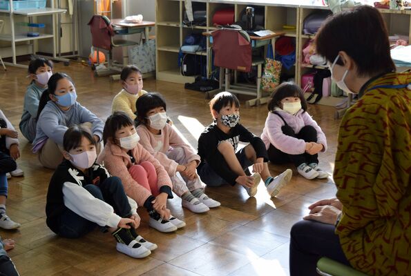 民話ふくべの会による読み聞かせを聞く藤井小の児童