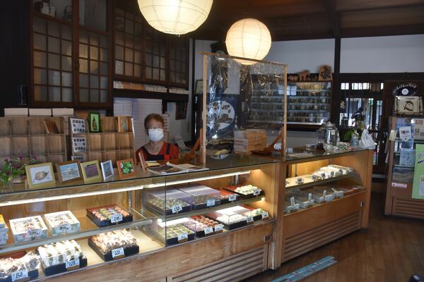 益子焼も飾られているレトロな店内