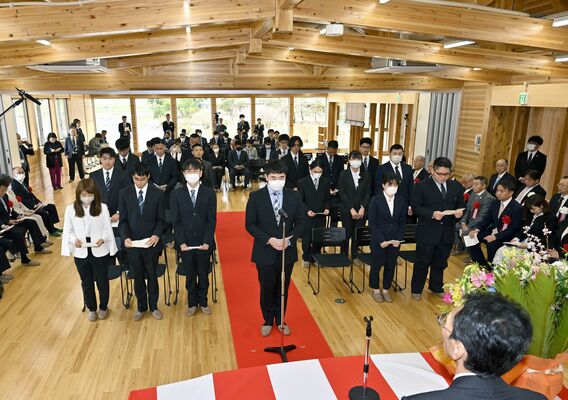 入学式で決意を述べる県林業大学校の１期生たち＝８日午前10時55分、宇都宮市下小池町