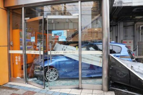 大阪・難波の商業施設に突っ込んだ乗用車=31日午後0時50分