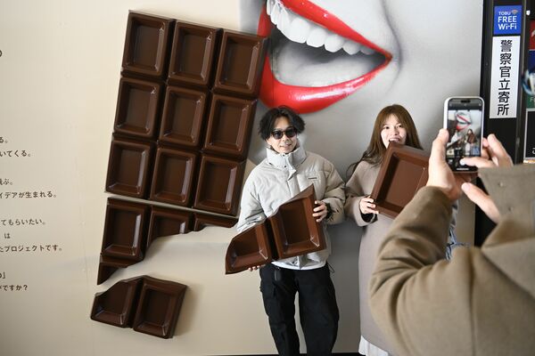 チョコのオブジェを持つ観光客