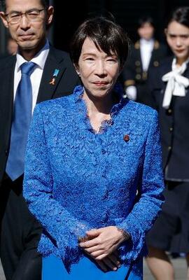 　文化勲章の親授式後、記念撮影に臨む高市首相＝３日午前、宮殿・東庭