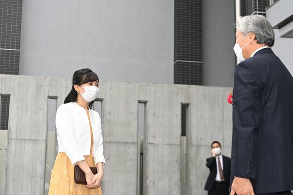 関係者に挨拶される佳子さま＝10日午前10時半、那須塩原市接骨木の地方競馬教養センター（代表撮影）