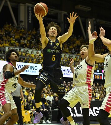 第4クオーター8分、ブレックスの比江島が3人の守備を振り切り、レイアップシュートを決める=ブレックスアリーナ宇都宮