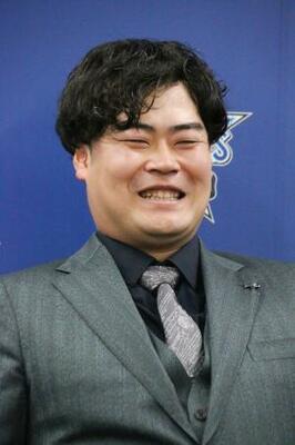 契約交渉を終え、記者会見するDeNAの伊勢=3日、横浜市の球団事務所