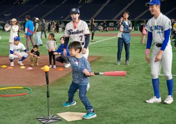 日本高野連とNPBによる普及活動「キッズファーストアクション」でバッティングの遊びを体験する子ども=16日、東京ドーム