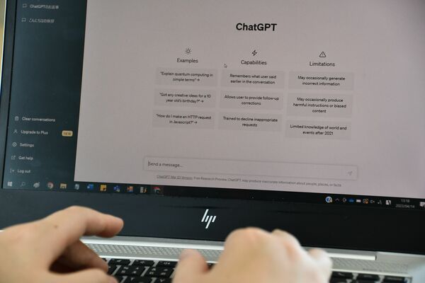 質問すると、自然な文章でＡＩが回答する対話型ソフト「チャットＧＰＴ」の画面＝14日午後