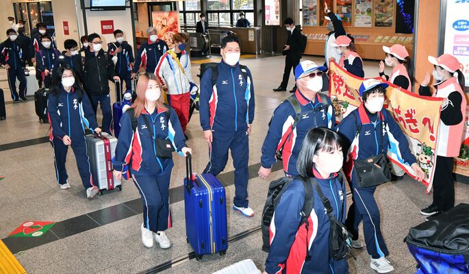 障スポに出場するため全国から本県入りした選手たち＝27日午後、ＪＲ宇都宮駅