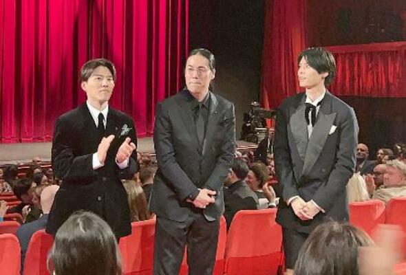 　ベルリン国際映画祭でアニメ「花緑青が明ける日に」の公式上映後、拍手に応える（左から）入野自由さん、四宮義俊監督、萩原利久さん＝１８日、ベルリン（共同）