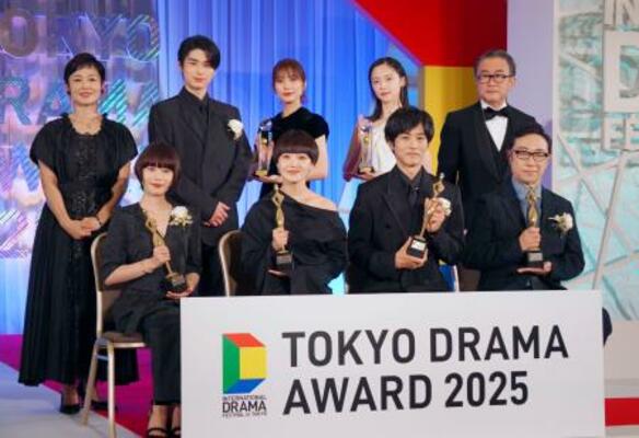 「東京ドラマアウォード2025」の授賞式で、写真に納まる(前列左から)杉咲花さん、奈緒さん、松坂桃李さん、角田晃広さん=28日午後、東京都港区