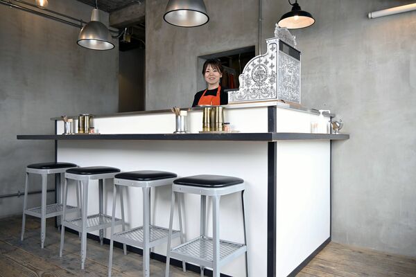 店内に立つ茉矢さん