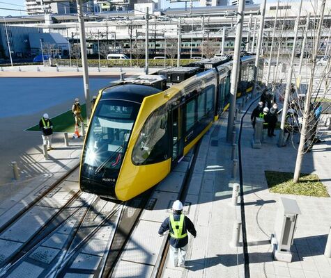 ＪＲ宇都宮駅東口停留場付近で行われたＬＲＴの走行試験＝2022年12月