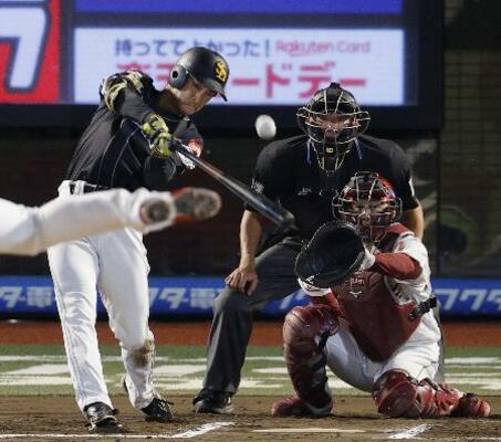 　６回ソフトバンク１死一塁、柳町が中越えに２ランを放つ。捕手太田＝楽天モバイルパーク
