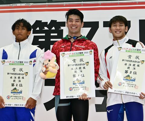競泳成年男子１００メートルバタフライで優勝し、表彰式で笑顔を見せる水沼（中央）＝17日午後４時25分、日環アリーナ栃木屋内水泳場