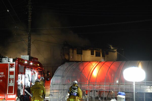 住宅が燃えている火災現場＝16日午後10時10分、小山市卒島