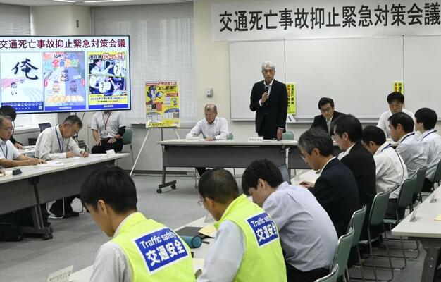 緊急対策会議で死亡事故防止に協力を呼びかける杉本本部長（中央）＝９日午後、県警本部