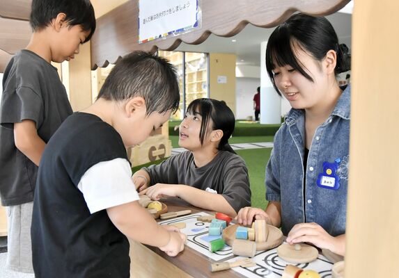 子どもと共に遊ぶ高校生たち
