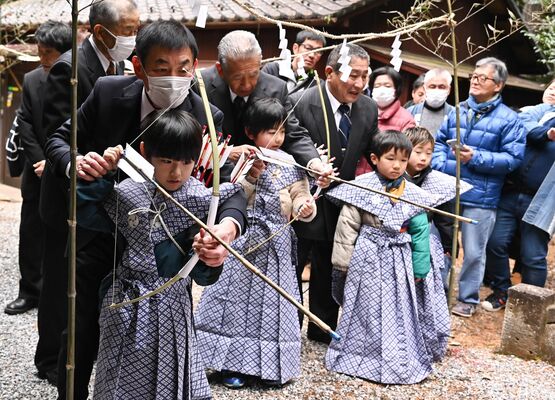 境内で行われた弓取り式