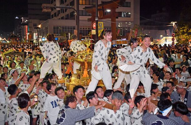 威勢よいかけ声に合わせ、大通りを練り歩くみこし＝５日午後７時45分、宇都宮市馬場通り４丁目