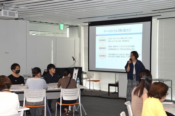 高校生らがデートＤＶや性暴力について学んだ小山市の啓発研修会＝２０２３年７月、同市