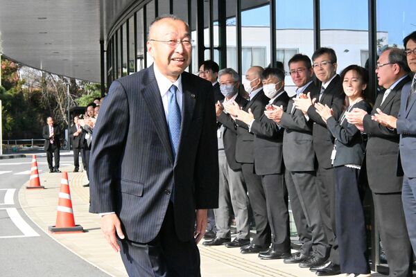 職員らに出迎えられる相馬市長