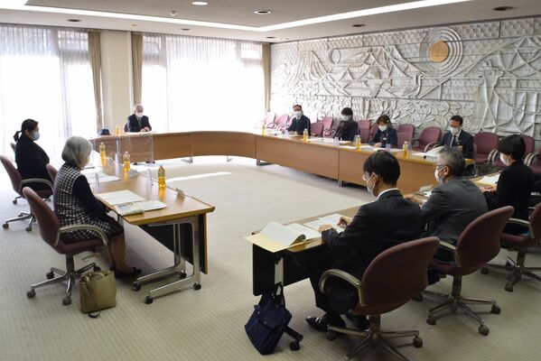 銭湯料金の値上げを承認した県公衆浴場審議会＝１３日午前、県公館