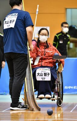 金メダルを獲得した大山（右）。弟善樹さんのサポートで正確なショットを連発した＝29日午後４時20分、那須塩原市の三和住宅にしなすのスポーツプラザ