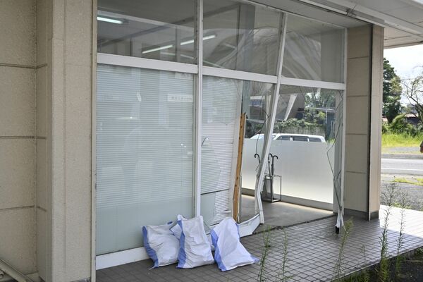 車の衝突を受けガラスなどを破損した研修所＝矢板市富田、午後１時50分