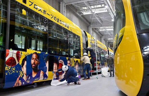 ブレックスの選手の写真で覆われるライトライン＝14日午後２時、宇都宮市下平出町